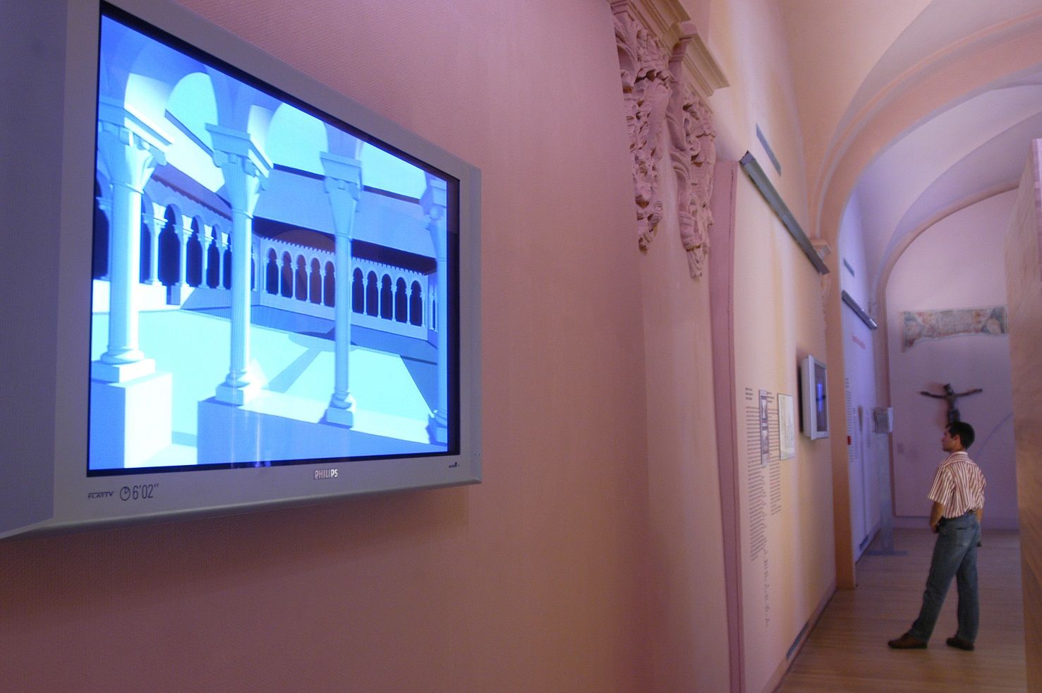 sales del museu amb maqueta i pantalla