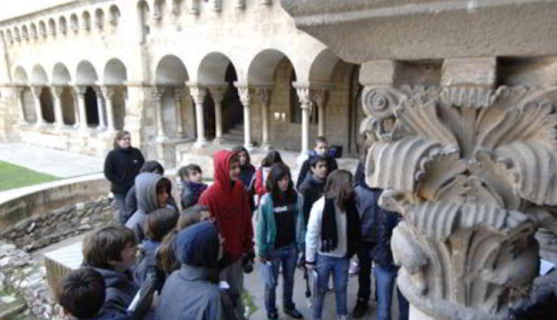 grup d'alumnes al claustre