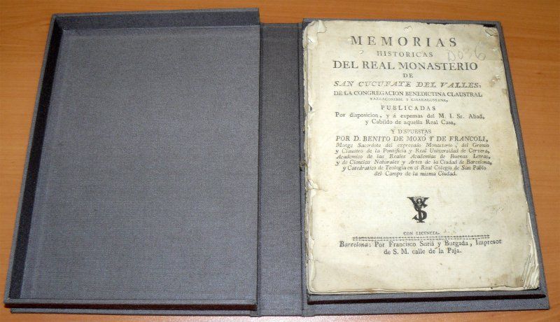 llibre dins de caixa de memòries històriques