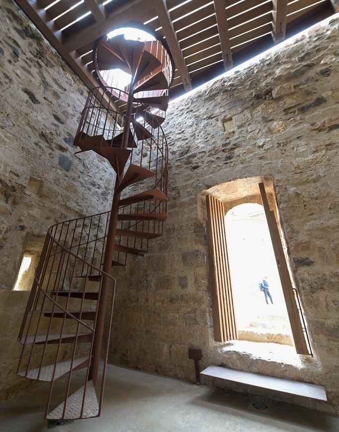 torre de la muralla escala de cargol