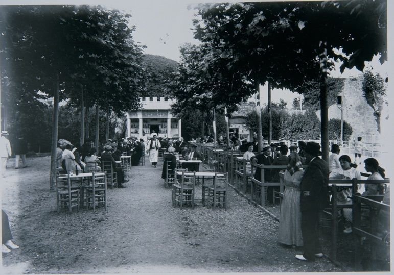 foto en blanc i negre dels jardins del monestir