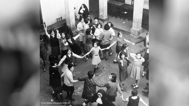imatge antiga d'un grup de nenes a l'hora del pati