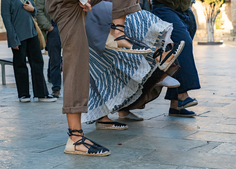 dansaires amb roba tradicional catalana